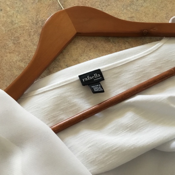 Plus size asymmetrical sleeveless scoop neck shirt - Picture 3 of 4